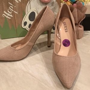 Guess Pumps